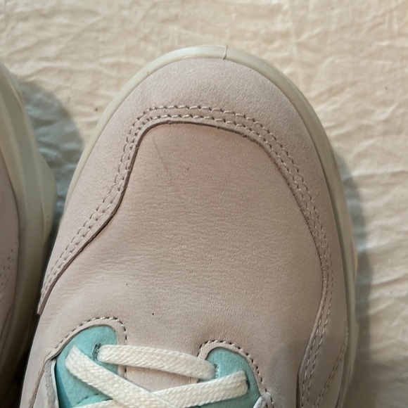 26. Ecco Fluid Form Tennis Shoes / Sneakers in Off White, Cyan, and Peach - Picture 10 of 12